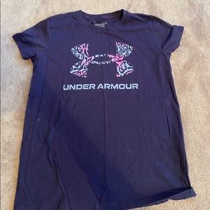 Under armor t-shirt. It is a size large. The main color is navy